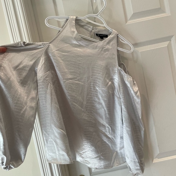 Woman’s cold shouldered silver/gray blouse - Picture 3 of 6